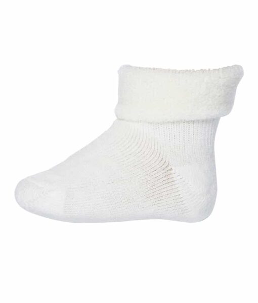 Ullfrotté sokkene fra mp Denmark er perfekt til nye verdensborgere. Disse sitter virkelig godt på en liten fot og de er laget av en tykkere ullfrotté kvalitet som varmer godt. Laget av 80% superwash ull, 17% polyamid og 3% elastan. Vaskes på ullprogram i vaskemaskinen med vaskemiddel for ull/silke. Det anbefales å vaske sokkene på vrangen, så holder de seg fine lengre.