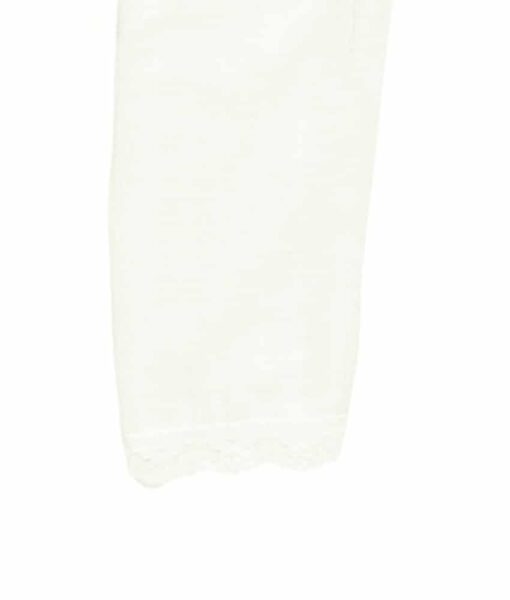 Søt basic ull/silke longs fra Joha med blonder og mønster (pointelle) i ullstoffet en myk og lett kvalitet av 85% ull og 15% silke. Blondene er nederst på bena. Ullens temperatur regulerende egenskaper gjør at den varmer når det er kaldt og svaler når det er varmt. Fin å bruke hele året rundt. Sertifiseringer: OEKO-TEX® Standard 100 & Woolmark Wool Rich Blend.