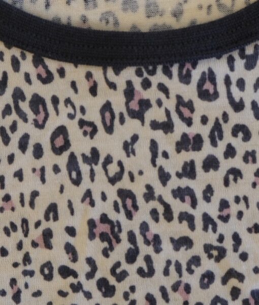 I samarbeid med Claire Woman har vi fått laget denne fine genseren i ull/silke med mini leopard mønster. Dette er en ekstra fin ullkvalitet laget av 90% myk merinoull og 10% silke som føles helt silkemykt mot kroppen og nupper ikke. Det finnes longs til for å få et helt sett. Claire Woman er kjent for sin høye kvalitet og ansvarlige produksjon i alle ledd. Twinning: Genseren er i samme kvalitet og mønster som body, heldrakt, longs og genser til baby og barn fra Hust&Claire.