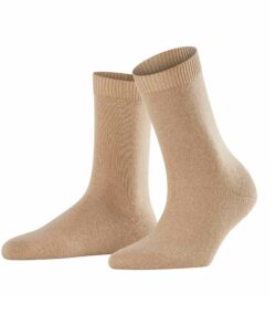 Falke cosy wool sokker i en varm og myk blanding med ull og cashmere. Disse sokkene er ikke for tykke eller tynne i en super kvalitet som varmer og holder seg fine lenge. Laget av 30% ull, 27% viskose, 26% polyamid og 17% kashmir. Vaskes fint på ullprogram i vaskemaskin med vaskemiddel for ull/silke.