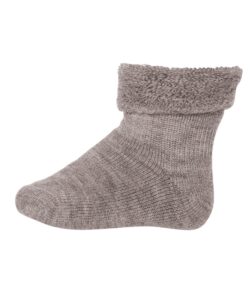 Ullfrotté sokkene fra mp Denmark er perfekt til nye verdensborgere. Disse sitter virkelig godt på en liten fot og de er laget av en tykkere ullfrotté kvalitet som varmer godt. Laget av 80% superwash ull, 17% polyamid og 3% elastan. Vaskes på ullprogram i vaskemaskinen med vaskemiddel for ull/silke. Det anbefales å vaske sokkene på vrangen, så holder de seg fine lengre.