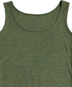 Nattkjole i smal ribbestrikk i 70% merinoull og 30% silke fra Joha. Super både som nattkjole og underkjole. Kvaliteten er ekstra myk og tøyelig. Det er blondekant nederst på kjolen. Sertifisert av Woolmark og Standard 100 fra OEKO-TEX®.