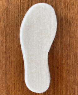 Norsk Ullsåle Innmark til barn er laget av 100% ren norsk saueull. Ullsålen er ca 4 mm tykk og passer i de fleste vanlige sko og støvler. På undersiden har sålen et tynt lag med gummibelagt strie som gjør at sålen holdes på plass i skoen. Sålen kan fint klippes til for perfekt passform. Kan vaskes på 40 grader ullprogram. 