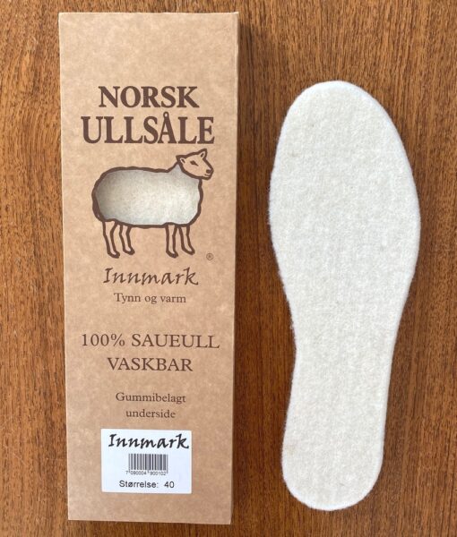 Norsk Ullsåle Innmark er laget av 100% ren norsk saueull. Ullsålen er ca 4 mm tykk og passer i de fleste vanlige sko og støvler. På undersiden har sålen et tynt lag med gummibelagt strie som gjør at sålen holdes på plass i skoen. Sålen kan fint klippes til for perfekt passform. Kan vaskes på 40 grader ullprogram. 