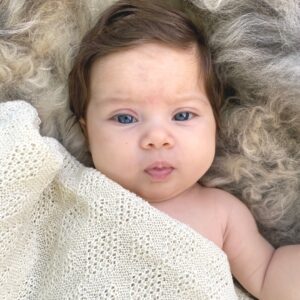 Tenk deg å bli pakket inn i dette myke og varme babyteppe fra Disana. Teppet er laget av 100% økologisk merinoull. Teppet er 100×80 cm stort.