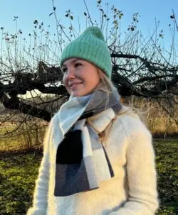 Le Grand Bonnet er den nyeste Beanie luen fra Le Bonnet. Den er ekstra tykk, varm og god med mye ull. Luen er laget av 75% myk lammeull og 25% angora. Luen har et Caregora sertifikat som betyr at fibrene i plagget er av høyeste kvalitet og fra dyrehold med god dyrevelferd. Dette er en lue som varmer ekstra godt. Både ullen i luen er fra Skottland og luen er strikket i Skottland etter gode håndverkstradisjoner.