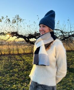 Le Grand Bonnet er den nyeste Beanie luen fra Le Bonnet. Den er ekstra tykk, varm og god med mye ull. Luen er laget av 75% myk lammeull og 25% angora. Luen har et Caregora sertifikat som betyr at fibrene i plagget er av høyeste kvalitet og fra dyrehold med god dyrevelferd. Dette er en lue som varmer ekstra godt.  Både ullen i luen er fra Skottland og luen er strikket i Skottland etter gode håndverkstradisjoner. 