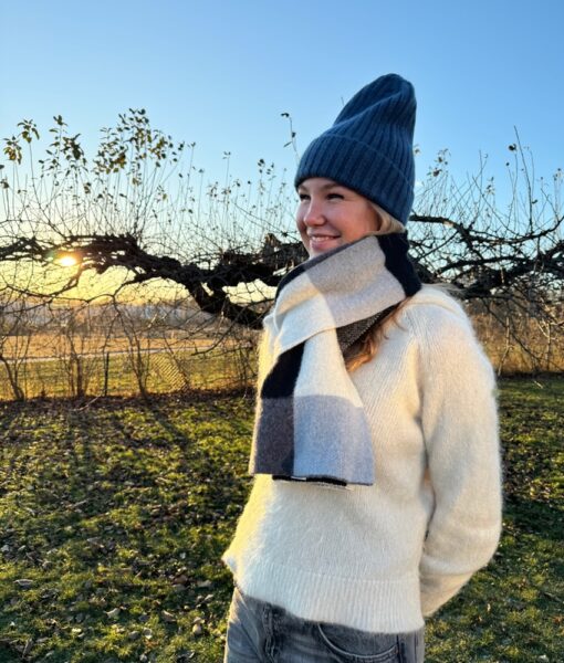 Le Grand Bonnet er den nyeste Beanie luen fra Le Bonnet. Den er ekstra tykk, varm og god med mye ull. Luen er laget av 75% myk lammeull og 25% angora. Luen har et Caregora sertifikat som betyr at fibrene i plagget er av høyeste kvalitet og fra dyrehold med god dyrevelferd. Dette er en lue som varmer ekstra godt.  Både ullen i luen er fra Skottland og luen er strikket i Skottland etter gode håndverkstradisjoner. 