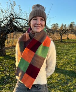 Le Grand Bonnet er den nyeste Beanie luen fra Le Bonnet. Den er ekstra tykk, varm og god med mye ull. Luen er laget av 75% myk lammeull og 25% angora. Luen har et Caregora sertifikat som betyr at fibrene i plagget er av høyeste kvalitet og fra dyrehold med god dyrevelferd. Dette er en lue som varmer ekstra godt.  Både ullen i luen er fra Skottland og luen er strikket i Skottland etter gode håndverkstradisjoner. 