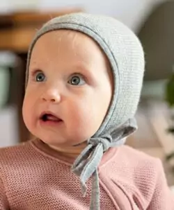 Myk og varm babylue fra Disana strikket i 100% økologisk merinoull av fineste kvalitet. Fin passform som varmer små ører godt. Sertifisert med GOTS og NATURTEXTIL IVN BEST. Kan vaskes i maskin på 30 grader ullprogram med vaskemiddel for ull/silke.