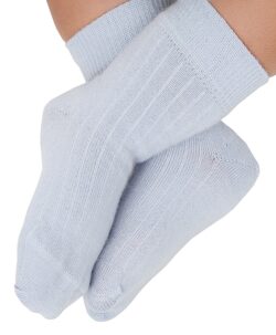 Myke og varme tynne sokker i deilig merinoull av høyeste kvalitet som sitter godt på en liten fot. Perfekt til bruk året rundt. Kommer i 2-pack. Sokkene kan maskinvaskes på 40° C ullvask. Laget av 80% merinoull, 17% polyamid, 3% elastan.