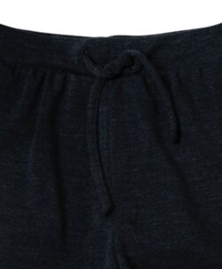 Fin shorts fra Joha laget av 85% merinoull og 15% silke. Praktisk knyting i midjen. Ull varmer når det er kaldt og svaler når det er varmt.