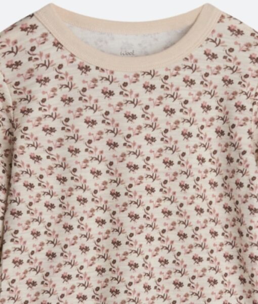 Varm og myk genser med små blomster fra Hust&Claire i 50% merinoull, 45% bambusviskose og 5% polyamid. Det er tynn bambusviskose innerst og fin merinoull ytterst. Sertifisert med Standard 100 fra OEKO-TEX®.