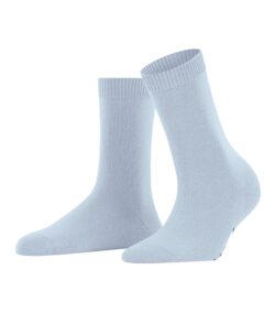 Falke Cosy Wool sokker i en varm og myk blanding med ull og kashmir. Disse sokkene er ikke for tykke eller tynne i en super kvalitet som varmer og holder seg fine lenge.