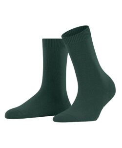 Falke Cosy Wool sokker i en varm og myk blanding med ull og kashmir. Disse sokkene er ikke for tykke eller tynne i en super kvalitet som varmer og holder seg fine lenge. Laget av 30% ull, 27% viskose, 26% polyamid og 17% kashmir. Vaskes fint på ullprogram i vaskemaskin med vaskemiddel for ull/silke.