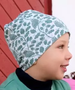 Varm og myk ullue lue med ugler fra ColorWool Merino. Luen er sydd dobbel og er derfor god og varm uten å bli for tykk. Laget av 95% merinoull og 5% polyamid. En super ullkvalitet som holder seg fint vask etter vask. Sertifisert med Standard 100 fra OEKO-TEX®.