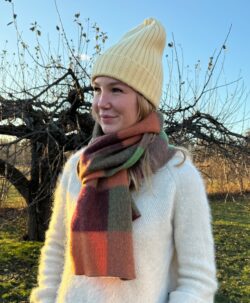 Le Grand Bonnet er den nyeste Beanie luen fra Le Bonnet. Den er ekstra tykk, varm og god med mye ull. Luen er laget av 75% myk lammeull og 25% angora. Luen har et Caregora sertifikat som betyr at fibrene i plagget er av høyeste kvalitet og fra dyrehold med god dyrevelferd. Dette er en lue som varmer ekstra godt.  Både ullen i luen er fra Skottland og luen er strikket i Skottland etter gode håndverkstradisjoner. 