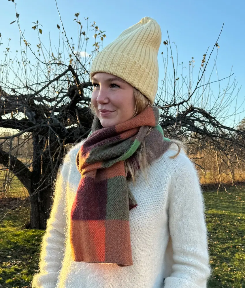 Le Grand Bonnet er den nyeste Beanie luen fra Le Bonnet. Den er ekstra tykk, varm og god med mye ull. Luen er laget av 75% myk lammeull og 25% angora. Luen har et Caregora sertifikat som betyr at fibrene i plagget er av høyeste kvalitet og fra dyrehold med god dyrevelferd. Dette er en lue som varmer ekstra godt.  Både ullen i luen er fra Skottland og luen er strikket i Skottland etter gode håndverkstradisjoner. 