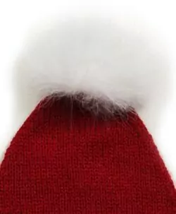 Nisselue i 100% merinoull med hvit dusk som ikke er ekte pels fra danske HUTTEliHUT. Luen vaskes fint på 30 grader ullprogram med vaskemiddel for ull/silke. Det er lurt å bruke vaskepose.