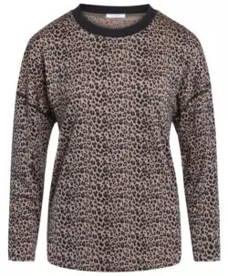 Myk og deilig genser fra Claire Woman i ull/silke med leopard mønster. Dette er en ekstra fin ullkvalitet laget av 90% myk merinoull og 10% silke som føles helt silkemykt mot kroppen og nupper ikke. Claire Woman er kjent for sin høye kvalitet og ansvarlige produksjon i alle ledd.