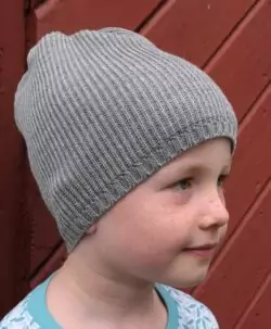 Tøff og varm ullue fra tyske Disana. Luen er strikket i 100% økologisk merinoull av fineste kvalitet. Kan vaskes i maskin på 30 grader ullprogram (vaskemiddel for ull/silke). I pakt med naturen lager tyske Disana økologiske ullklær med høy kvalitet på en liten fabrikk ved fjellene i Lichtenstein. De bruker fin økologisk merinoull fra sertifiserte leverandører som ivaretar både dyr og miljø.