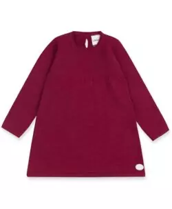 Lillelam festkjole laget av 100% myk merinoull som er fin til hverdag og fest. Det er åpning i nakken med knapp så den er enkel å ta over hodet. Nydelig mønster på bolen. Kan maskinvaskes på 40° C ullvask.