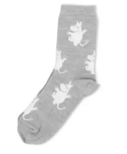 Varme ullsokker fra Lillelam med søte mummitroll strikket inn. Finnes også til barn. Perfekt som gave til liten og stor. Laget av merinoull av høyeste kvalitet og mykhetsgrad med Woolmark og OEKO-TEX® sertifisering. Laget av 80% merinoull, 17% polyamid, 3% elastan. Sokkene kan vaskes i maskin på 40° C ullprogram. Bruk vaskemiddel for ull, og vask sammen med lignende farger.