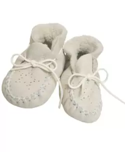 Nydelige tasser i saueskinn fra danske HUTTEliHUT. Passer supert i vogna så små tær holder seg varme. Disse er produsert av overskuddsmamteriell så foret kan ha litt ulike nyanser.