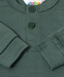 Fin ullgenser med matchende knapper i 100% merinoull fra Joha. Sertifisert med OEKO-TEX® Standard 100 & Woolmark Wool Rich Blend.