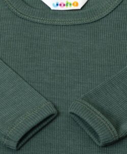 Ull/silke genser i ribbestrikk fra Joha som er tøyelig og god å ha på. Den fine ull/silke blandingen med 85% merinoull og 15% silke gjør at den føles ekstra myk mot huden og super å bruke hele året rundt. Sertifisert med OEKO-TEX® Standard 100 & Woolmark Wool Rich Blend.