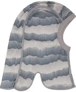 Myk balaclava lue fra ColorWool Merino i ull/bambusviskose med nordlys mønster. Det er tynn bambusviskose innerst og fin merinoull ytterst. Dette er en kvalitet vi anbefaler til ekstra sensitiv hud. Luen er fin som sovelue i vogna eller under sykkelhjelmen i litt ruskevær. Luen er ikke vindtett. Laget av 50% merinoull, 45% bambusviskose og 5% polyamid. En super ullkvalitet som holder seg fint vask etter vask. Sertifisert med Standard 100 fra OEKO-TEX®.