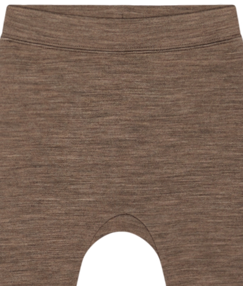 Varm og myk ullbukse med stødig strikk i livet fra Hust&Claire (95% merinoull, 5% polyamid). En stødig og slitesterk ullkvalitet som holder seg fint vask etter vask. Sertifisert med Standard 100 fra OEKO-TEX®.