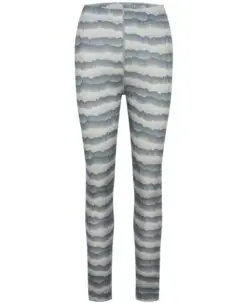 Myk og varm longs med nordlys mønster fra ColorWool Merino i en stødig kvalitet. Det er tynn bambusviskose innerst og fin merinoull ytterst, en kvalitet vi anbefaler til ekstra sensitiv hud. Fin høyde på livet med god og stødig strikk. Laget av 50% merinoull, 45% bambusviskose og 5% polyamid. Sertifisert med Standard 100 fra OEKO-TEX®.