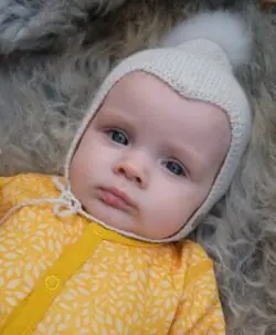 HUTTEliHUT Bolivia fairtrade babylue med dusk alpakka off-white