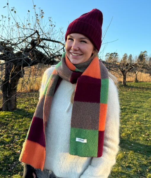 Tykt og godt skjerf fra Le Bonnet i 100% tovet lammeull. Skjerfet måler 200 cm x 26 cm. Både ullen i skjerfet er fra Skottland og laget i Skottland etter gode håndverkstradisjoner. 