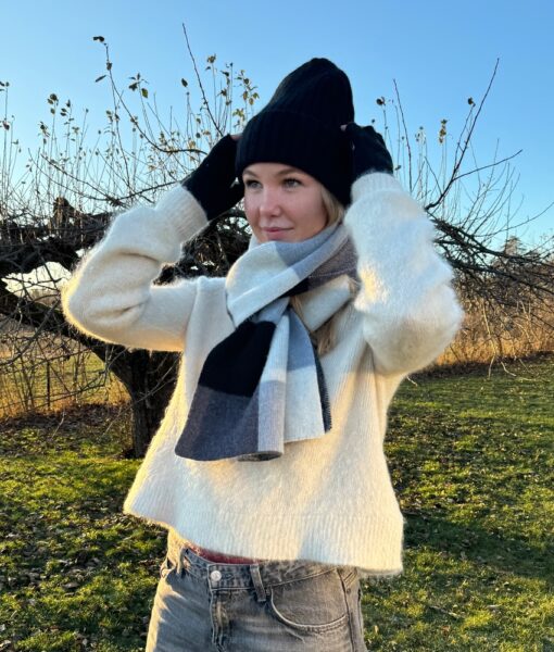 Tykt og godt skjerf fra Le Bonnet i 100% tovet lammeull. Skjerfet måler 200 cm x 26 cm. Både ullen i skjerfet er fra Skottland og laget i Skottland etter gode håndverkstradisjoner. 