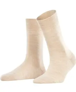 Falke Sensitive Berlin er sokkene for deg som ikke liker at det strammer rundt ankelen. Ribben i toppen av sokken er laget slik at den sitter godt, men ikke presser. Varme myke sokker laget av 60% ren ny ull, 20% bomull, 19% polyamid og 1% elastan. Falke er kjent for god kvalitet, slitestyrke og super passform. Vaskes på ullprogram i vaskemaskin med vaskemiddel for ull/silke.