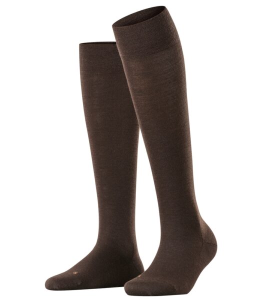 Falke Sensitive Berlin knee-high socks er sokkene for deg som ikke liker at det strammer. Ribben i toppen av sokken er laget slik at den sitter godt, men ikke presser. Varme myke sokker laget av 60% ren ny ull, 20% bomull, 19% polyamid og 1% elastan. Falke er kjent for god kvalitet, slitestyrke og super passform. Vaskes på ullprogram i vaskemaskin med vaskemiddel for ull/silke.