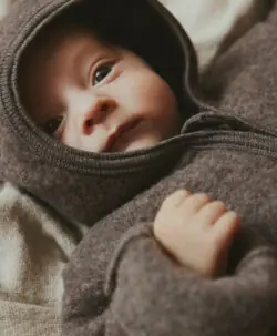 HUTTEliHUT basic ullfleecedress mini med små ører brown melange