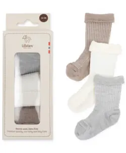 3pk deilige myke babysokker fra Lillelam i merinoull av beste kvalitet. Sokkene har ribb som gjør de stretchy og en god kant øverst så de sitter godt på en liten fot. Kommer i fin gaveeske og er perfekt som nyfødtgave eller gave til babyshower. Pakken inneholder mellomgrå, hvite og beige sokker. Sertifisert med Standard 100 fra OEKO-TEX® og Woolmark Pure New Wool. Kan maskinvaskes på 40° C ullprogram. Bruk vaskemiddel for ull, og vask sammen med lignende farger.