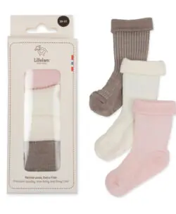 3pk deilige myke babysokker fra Lillelam i merinoull av beste kvalitet. Sokkene har ribb som gjør de stretchy og en god kant øverst så de sitter godt på en liten fot. Kommer i fin gaveeske og er perfekt som nyfødtgave eller gave til babyshower. Pakken inneholder rosa, hvite og beige sokker. Sertifisert med Standard 100 fra OEKO-TEX® og Woolmark Pure New Wool. Kan maskinvaskes på 40° C ullprogram. Bruk vaskemiddel for ull, og vask sammen med lignende farger.