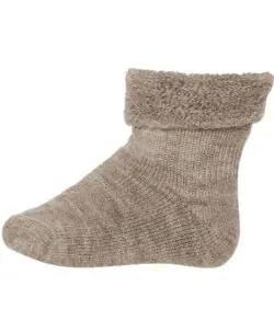 Ullfrotté sokkene fra mp Denmark er perfekt til nye verdensborgere. Disse sitter virkelig godt på en liten fot og de er laget av en tykkere ullfrotté kvalitet som varmer godt. Laget av 80% superwash ull, 17% polyamid og 3% elastan. Vaskes på ullprogram i vaskemaskinen med vaskemiddel for ull/silke. Det anbefales å vaske sokkene på vrangen, så holder de seg fine lengre.