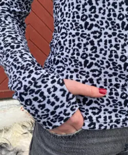 Alternative view of Joha Dame ullgenser med hals med glidelås dyremønster sort