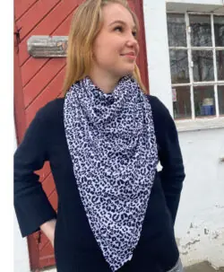 Alternative view of Joha Dame trekantskjerf i ull dyremønster sort