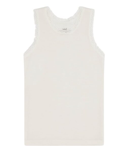 Myk singlet fra Hust&Claire laget av 50% merinoull, 45% bambusviskose og 5% polyamid. Det er myk bambusviskose innerst mot huden og ull på utsiden som luner godt. Søte blonder. Dette er en ullkvalitet som er fin for sensitiv hud. Sertifisert med Standard 100 fra OEKO-TEX®.