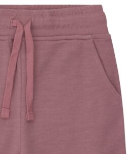 Myk joggebukse med lommer og knyting fra Hust&Claire i 50% merinoull, 45% bambusviskose og 5% polyamid. Det er myk bambusviskose innerst mot huden og ull på utsiden som luner godt. Dette er en ullkvalitet som er fin for sensitiv hud. Sertifisert med Standard 100 fra OEKO-TEX®.