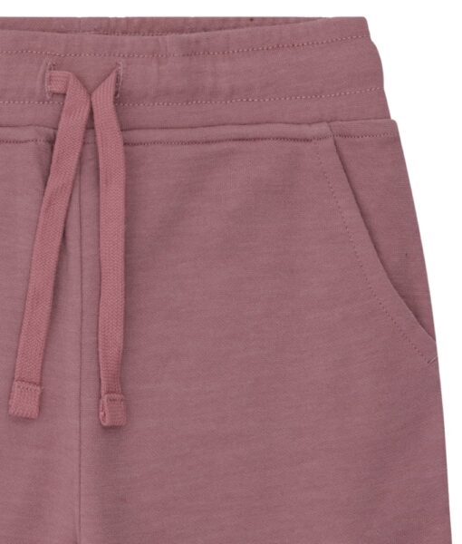 Myk joggebukse med lommer og knyting fra Hust&Claire i 50% merinoull, 45% bambusviskose og 5% polyamid. Det er myk bambusviskose innerst mot huden og ull på utsiden som luner godt. Dette er en ullkvalitet som er fin for sensitiv hud. Sertifisert med Standard 100 fra OEKO-TEX®.