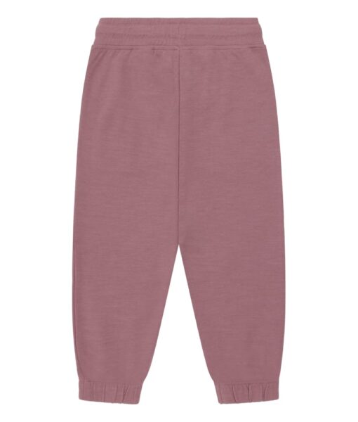 Myk joggebukse med lommer og knyting fra Hust&Claire i 50% merinoull, 45% bambusviskose og 5% polyamid. Det er myk bambusviskose innerst mot huden og ull på utsiden som luner godt. Dette er en ullkvalitet som er fin for sensitiv hud. Sertifisert med Standard 100 fra OEKO-TEX®.