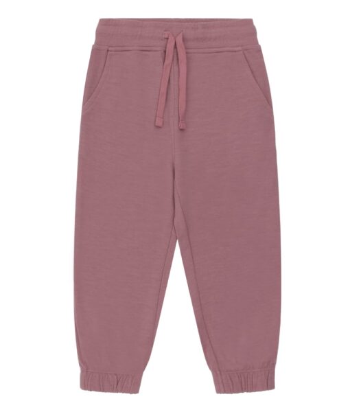 Myk joggebukse med lommer og knyting fra Hust&Claire i 50% merinoull, 45% bambusviskose og 5% polyamid. Det er myk bambusviskose innerst mot huden og ull på utsiden som luner godt. Dette er en ullkvalitet som er fin for sensitiv hud. Sertifisert med Standard 100 fra OEKO-TEX®.