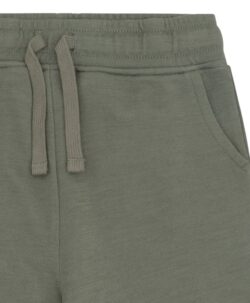 Myk joggebukse med lommer og knyting fra Hust&Claire i 50% merinoull, 45% bambusviskose og 5% polyamid. Det er myk bambusviskose innerst mot huden og ull på utsiden som luner godt. Dette er en ullkvalitet som er fin for sensitiv hud. Sertifisert med Standard 100 fra OEKO-TEX®.